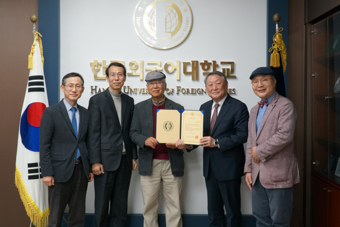 경제학부 이종걸 명예교수, 장학금 기부 서명식 개최 이미지