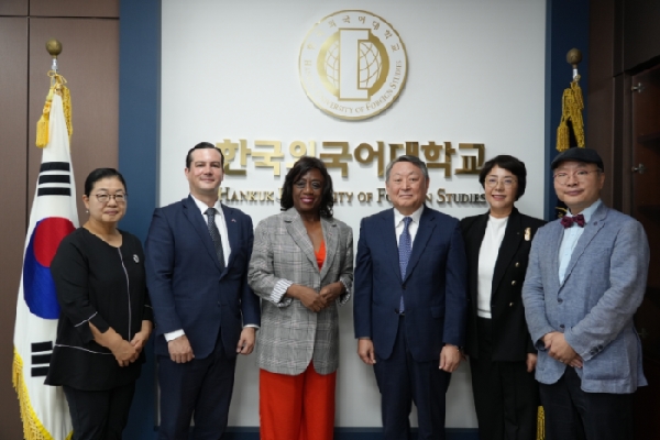 루시 몰리나르 파나마 교육부 장관, 한국외대  대표이미지